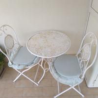 Set tavolino e sedie 