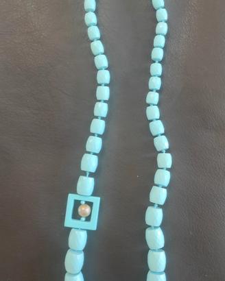 Collana in turchese ricostruito.