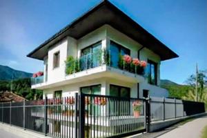 Casa indipendente con terreno