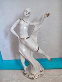 Statuetta di porcellana dipinta a mano 