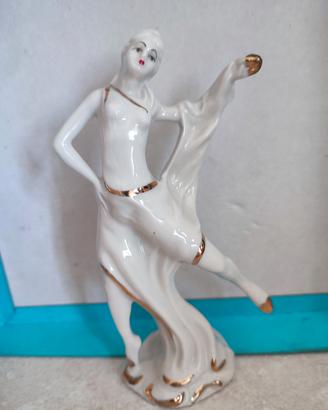 Statuetta di porcellana dipinta a mano 