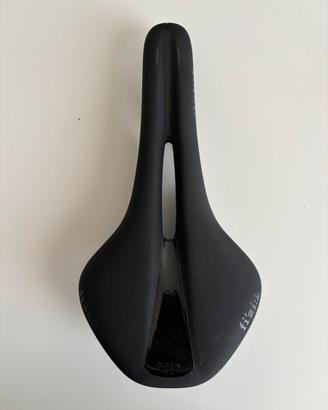 Sella Fi'zi:k Antares R1 con Binari in Carbonio