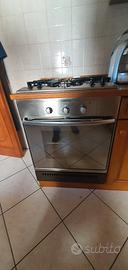  Cucina completa compatta in legno, forno e frigo