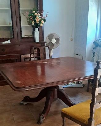 Tavolo in legno quadrato