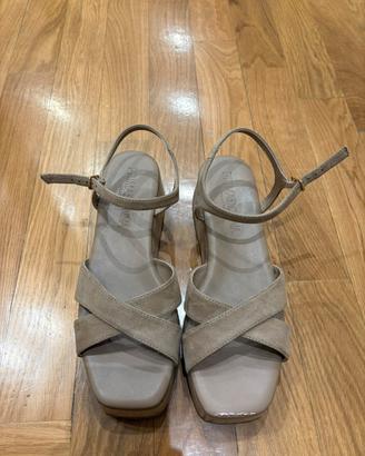 Sandali donna beige con zeppa