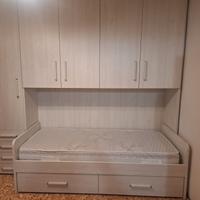 Cameretta a ponte con letto singolo