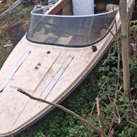 Barca con motore e traporto ruote