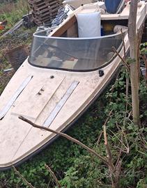 Barca con motore e traporto ruote