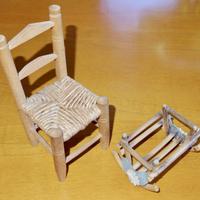 Piccola sedia e soprammobile di legno