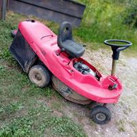 Trattorino rasaerba con raccoglitore