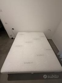 Materasso matrimoniale e rete con doghe