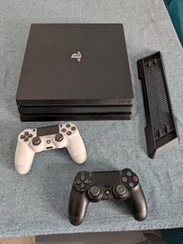 PS4 pro con due gamepad e stand verticale