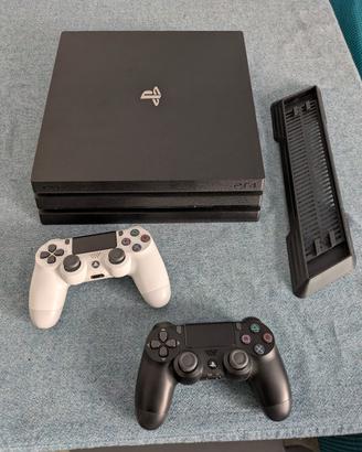 PS4 pro con due gamepad e stand verticale