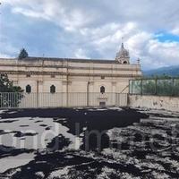 Due appartamenti con piano ammezzato a fiumefreddo