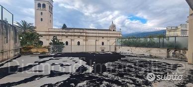 Due appartamenti con piano ammezzato a fiumefreddo