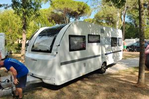 Roulotte Adria adora 572 ut