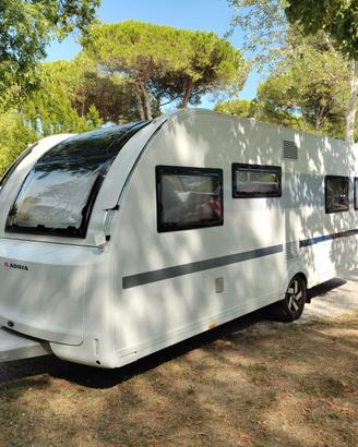 Roulotte Adria adora 572 ut
