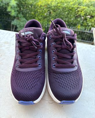 Scarpe pari a nuove