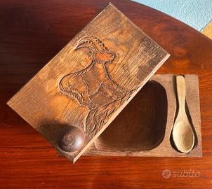 Porta burro vintage in legno con stambecco scolpit