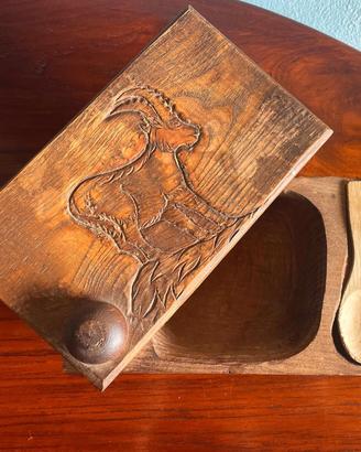 Porta burro vintage in legno con stambecco scolpit