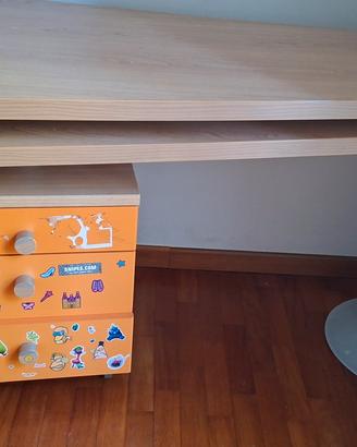 cameretta composta da letto a castello e scrivania