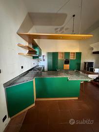 Cucina artigianale anni ’90 in marmo e legno