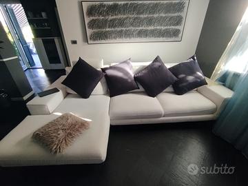 divano tavolo e sedie da sala