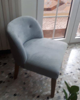 Poltroncina bassa in velluto