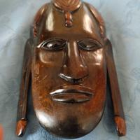Maschera africana in legno di ebano intagliato