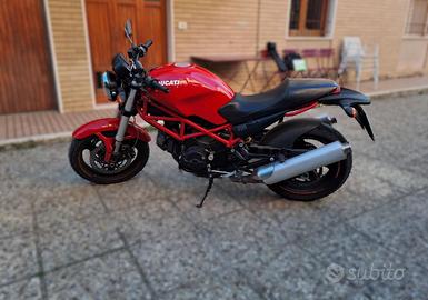 DUCATI Monster 695 .