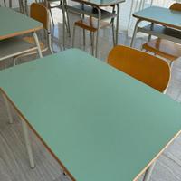 banchi da scuola, sedie e lavagna