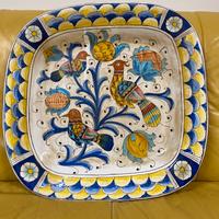 Piatto di Deruta 50× 50cm uccelli effetto anticato