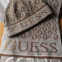 Cappello e sciarpa invernali di Guess by Marciano