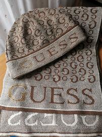 Cappello e sciarpa invernali di Guess by Marciano