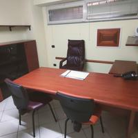 Tavolo con sedi piu mobile porta documenti