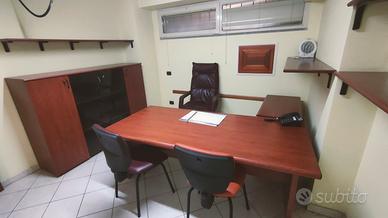 Tavolo con sedi piu mobile porta documenti