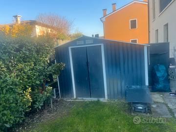 Casetta in lamiera vernicira da giardino