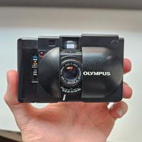 Olympus XA Zuiko 35mm f/2.8 testata con rullino