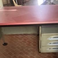 Una scrivania olivetti serie spazio bbpr