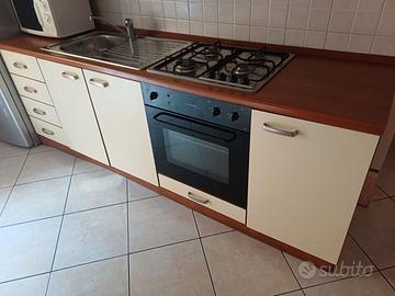 Cucina completa di elettrodomestici