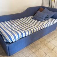 Divano letto con schiena e cuscini