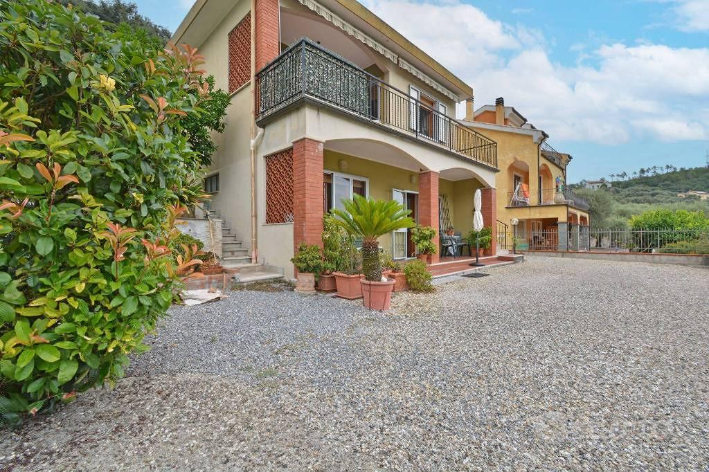 Villa di 180 m² con più di 5 locali e box auto dop - Vista 2