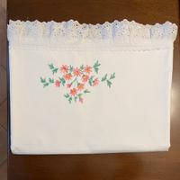 Lenzuola sopra letto matrimoniale