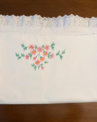 Lenzuola sopra letto matrimoniale