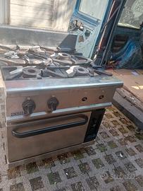 cucina professionale .4 fuochi.e forno a gas