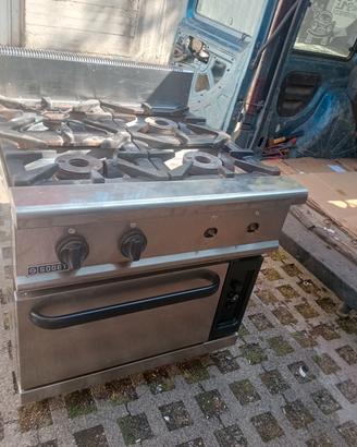 cucina professionale .4 fuochi.e forno a gas
