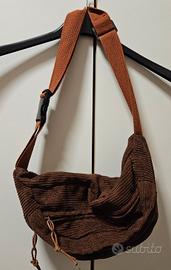 Marsupio marrone simil camoscio, con zip frontale 