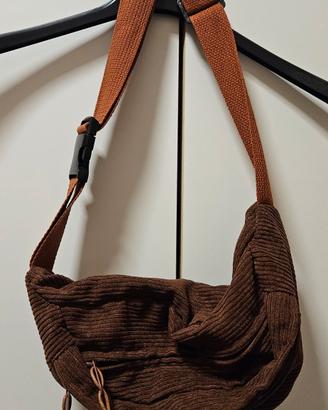 Marsupio marrone simil camoscio, con zip frontale 