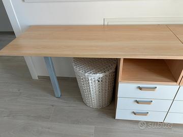 Scrivanie con boiserie libreria