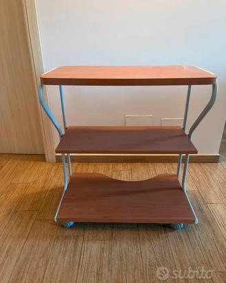 Mobile con ripiani e ruote